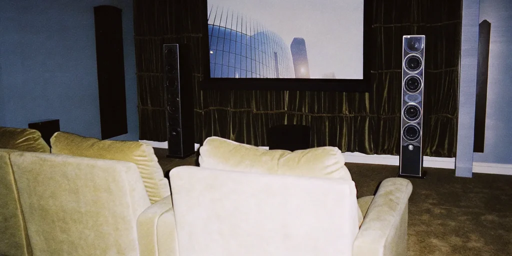 Command Performance (2009): Sound, Story, and Setting